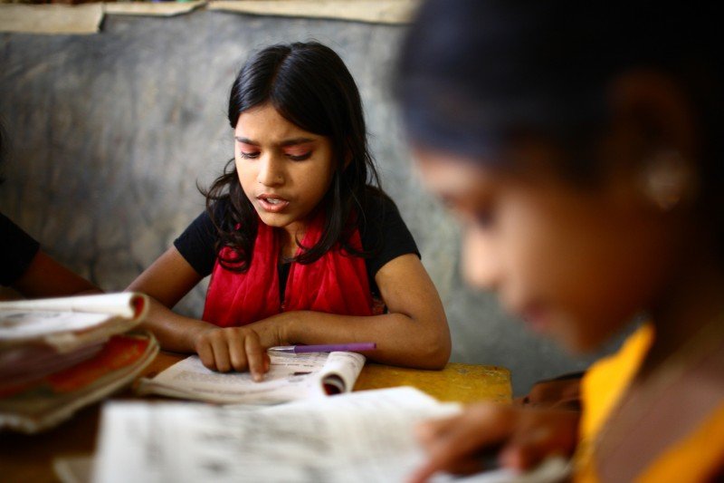Girl-Learning-In-School-In-India-e1442828586225